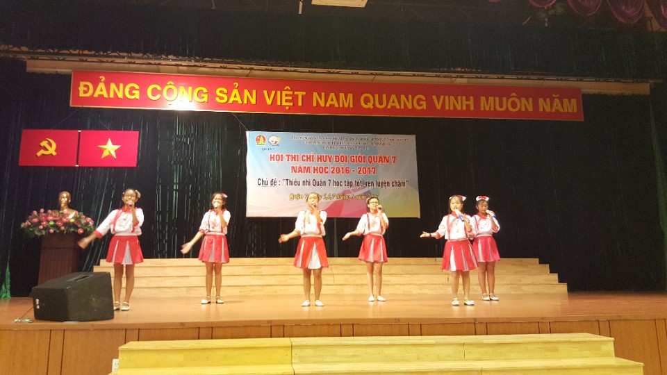 Diễn phục vụ 